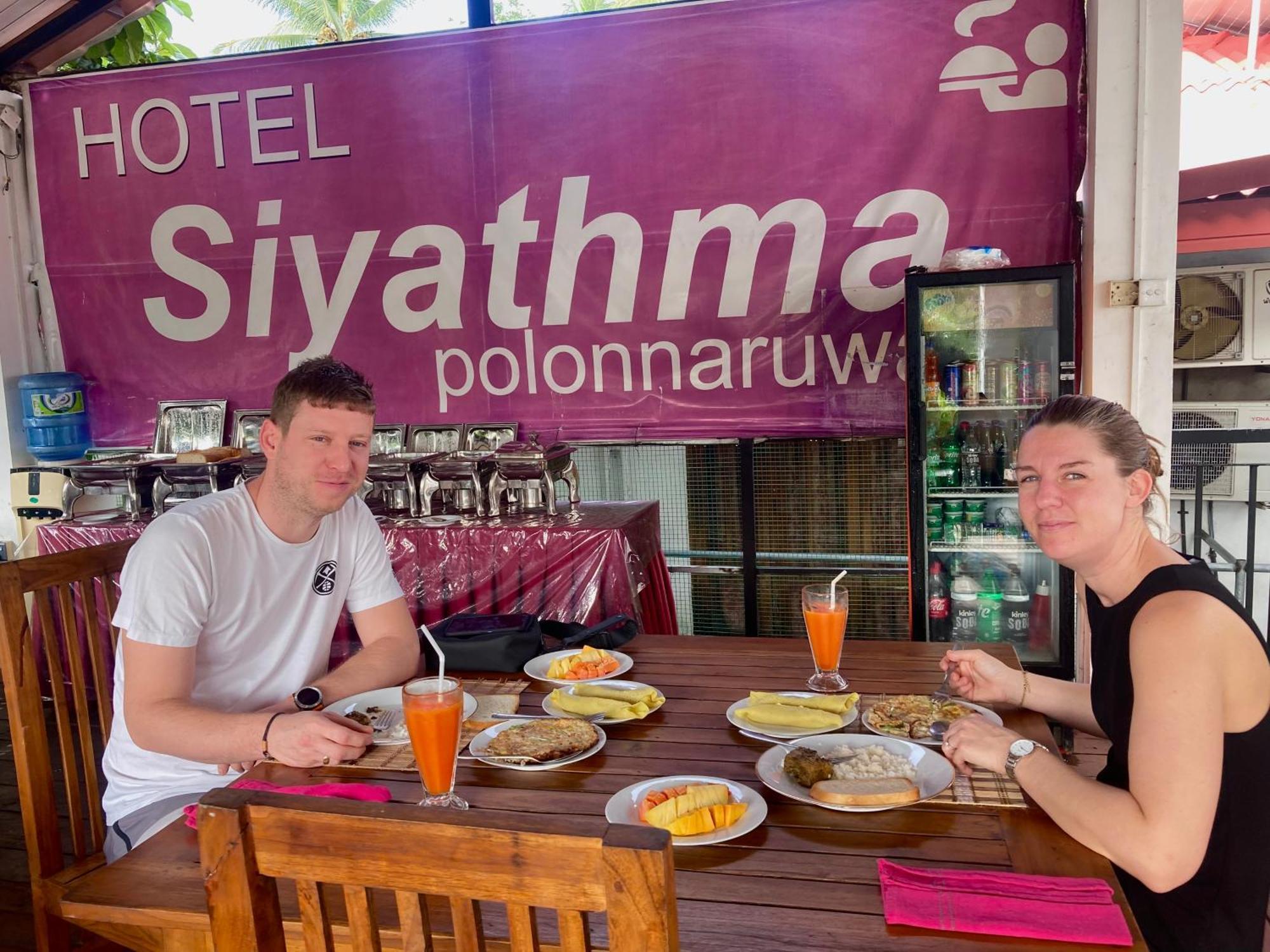 Hotel Siyathma ポロンナルワ エクステリア 写真